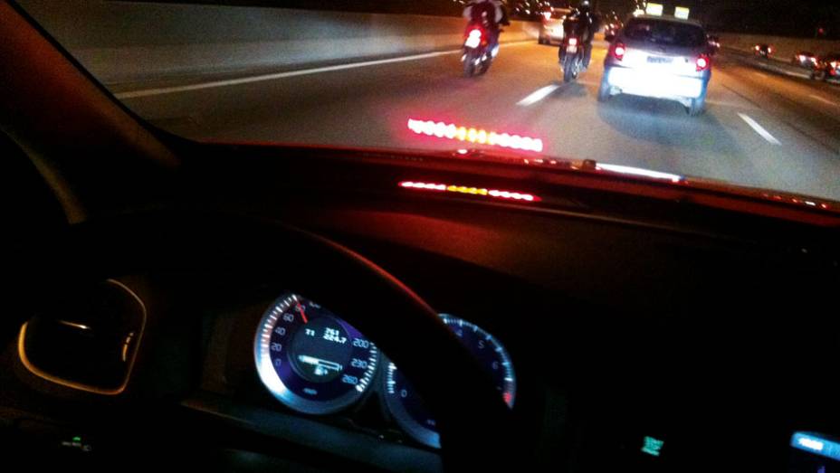 O para-brisa reflete a luz vermelha do City Safety | <a href="https://beta-develop.quatrorodas.abril.com.br/carros/testes/volvo-v60-716488.shtml" rel="migration">Leia mais</a> O para-brisa reflete a luz vermelha do City Safety | <a href="https://beta-develop.quatrorodas.abril.com.br/carros/testes/volvo-v60-716488.shtml" rel="migration">Leia mais</a>