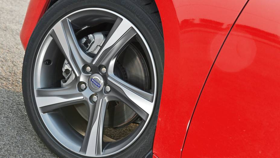 Rodas são aro 18 | <a href="https://beta-develop.quatrorodas.abril.com.br/carros/testes/volvo-v60-716488.shtml" rel="migration">Leia mais</a> Rodas são aro 18 | <a href="https://beta-develop.quatrorodas.abril.com.br/carros/testes/volvo-v60-716488.shtml" rel="migration">Leia mais</a>