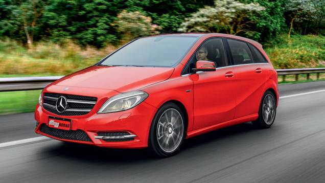 Leds e faróis de xenônio equipam versão Sport | <a href="https://beta-develop.quatrorodas.abril.com.br/carros/lancamentos/mercedes-benz-b-200-turbo-724725.shtml" rel="migration">Leia mais</a> Leds e faróis de xenônio equipam versão Sport | <a href="https://beta-develop.quatrorodas.abril.com.br/carros/lancamentos/mercedes-benz-b-200-turbo-724725.shtml" rel="migration">Leia mais</a>