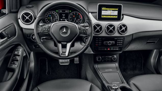 Tela multimídia (sem GPS) tem design de tablet | <a href="https://beta-develop.quatrorodas.abril.com.br/carros/lancamentos/mercedes-benz-b-200-turbo-724725.shtml" rel="migration">Leia mais</a> Tela multimídia (sem GPS) tem design de tablet | <a href="https://beta-develop.quatrorodas.abril.com.br/carros/lancamentos/mercedes-benz-b-200-turbo-724725.shtml" rel="migration">Leia mais</a>