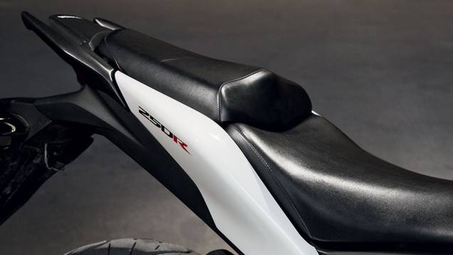 Banco duplo com mais espuma na CBR 250R | <a href="https://beta-develop.quatrorodas.abril.com.br/moto/testes/kawasaki-ninja-300-x-honda-cbr-250r-741248.shtml" rel="migration">Leia mais</a> Banco duplo com mais espuma na CBR 250R | <a href="https://beta-develop.quatrorodas.abril.com.br/moto/testes/kawasaki-ninja-300-x-honda-cbr-250r-741248.shtml" rel="migration">Leia mais</a>