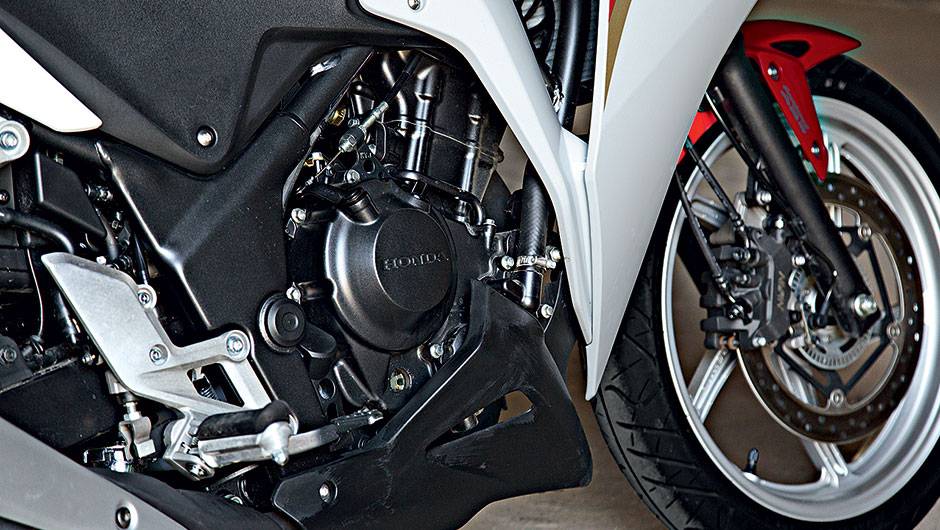 Monocilindro de 250 cc refrigerado a líquido | <a href="https://beta-develop.quatrorodas.abril.com.br/moto/testes/kawasaki-ninja-300-x-honda-cbr-250r-741248.shtml" rel="migration">Leia mais</a> Monocilindro de 250 cc refrigerado a líquido | <a href="https://beta-develop.quatrorodas.abril.com.br/moto/testes/kawasaki-ninja-300-x-honda-cbr-250r-741248.shtml" rel="migration">Leia mais</a>