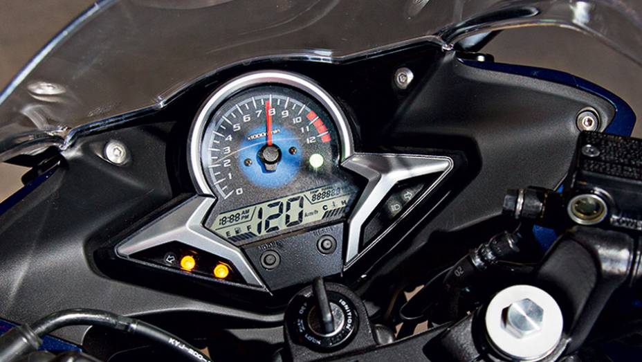 Painel moderno possui boa leitura, com elevado nível de informações | <a href="https://beta-develop.quatrorodas.abril.com.br/moto/testes/kawasaki-ninja-300-x-honda-cbr-250r-741248.shtml" rel="migration">Leia mais</a>