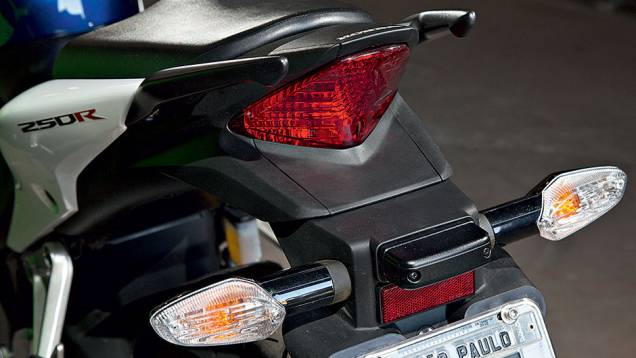 Piscas e placa isolados para facilitar remoção | <a href="https://beta-develop.quatrorodas.abril.com.br/moto/testes/kawasaki-ninja-300-x-honda-cbr-250r-741248.shtml" rel="migration">Leia mais</a> Piscas e placa isolados para facilitar remoção | <a href="https://beta-develop.quatrorodas.abril.com.br/moto/testes/kawasaki-ninja-300-x-honda-cbr-250r-741248.shtml" rel="migration">Leia mais</a>
