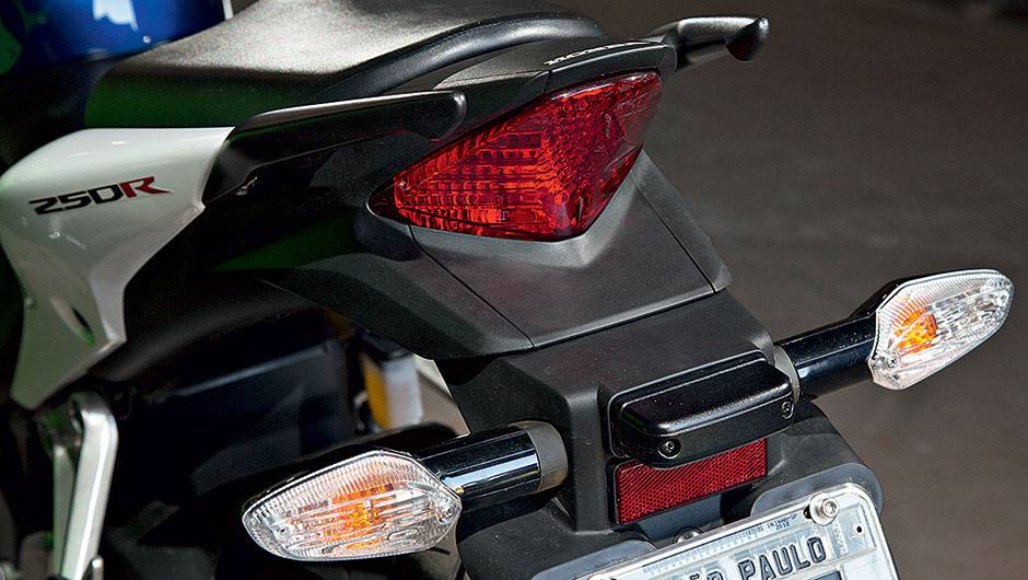 Piscas e placa isolados para facilitar remoção | <a href="https://beta-develop.quatrorodas.abril.com.br/moto/testes/kawasaki-ninja-300-x-honda-cbr-250r-741248.shtml" rel="migration">Leia mais</a> Piscas e placa isolados para facilitar remoção | <a href="https://beta-develop.quatrorodas.abril.com.br/moto/testes/kawasaki-ninja-300-x-honda-cbr-250r-741248.shtml" rel="migration">Leia mais</a>