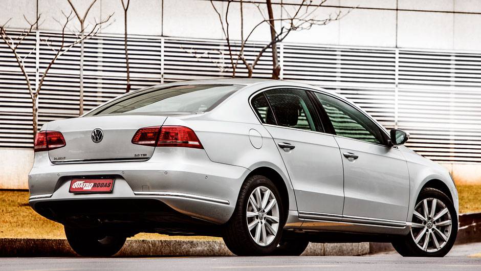O Passat é o único que tem o escape oculto | <a href="https://beta-develop.quatrorodas.abril.com.br/carros/comparativos/sedas-executivos-725990.shtml" rel="migration">Leia mais</a> O Passat é o único que tem o escape oculto | <a href="https://beta-develop.quatrorodas.abril.com.br/carros/comparativos/sedas-executivos-725990.shtml" rel="migration">Leia mais</a>
