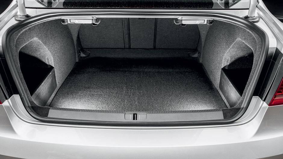 Porta-malas é o maior: 485 litros | <a href="https://beta-develop.quatrorodas.abril.com.br/carros/comparativos/sedas-executivos-725990.shtml" rel="migration">Leia mais</a> Porta-malas é o maior: 485 litros | <a href="https://beta-develop.quatrorodas.abril.com.br/carros/comparativos/sedas-executivos-725990.shtml" rel="migration">Leia mais</a>