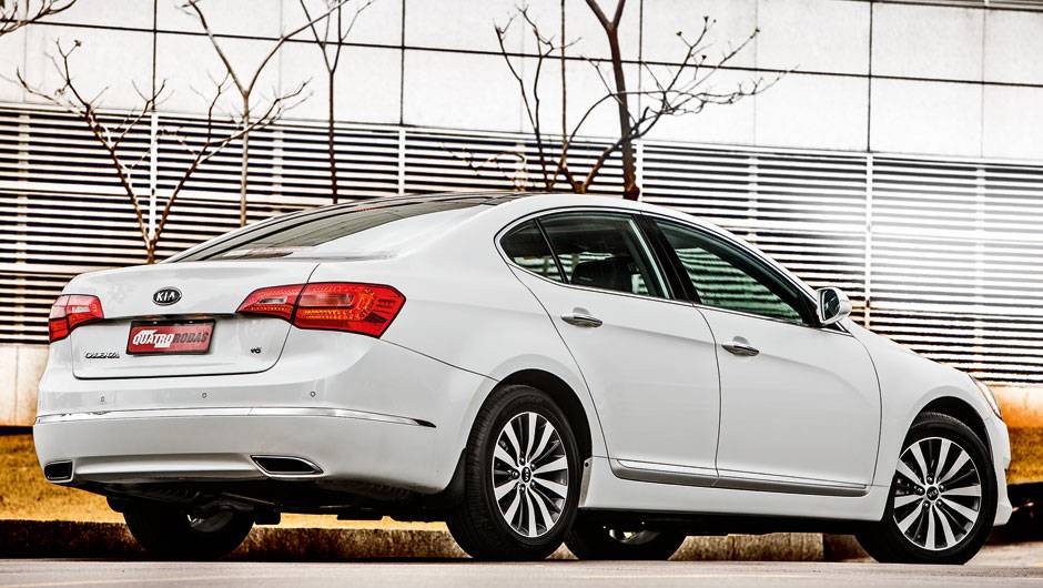 Kia tem linhas mais suaves que o irmão da Hyundai | <a href="https://beta-develop.quatrorodas.abril.com.br/carros/comparativos/sedas-executivos-725990.shtml" rel="migration">Leia mais</a> Kia tem linhas mais suaves que o irmão da Hyundai | <a href="https://beta-develop.quatrorodas.abril.com.br/carros/comparativos/sedas-executivos-725990.shtml" rel="migration">Leia mais</a>