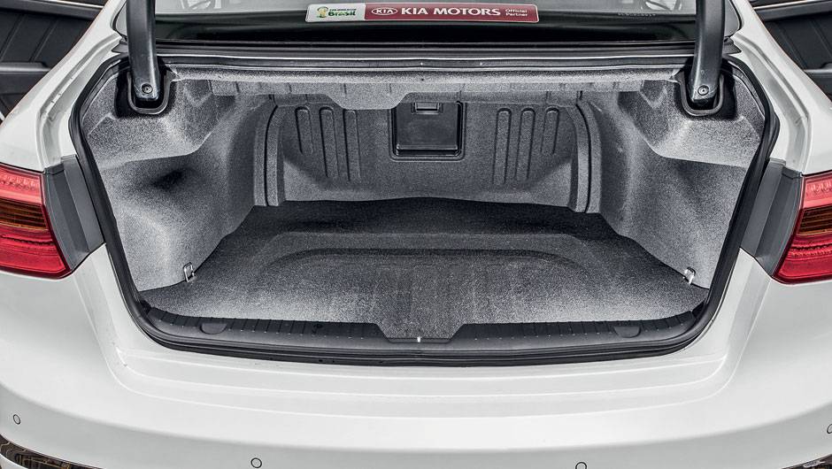 O bagageiro é 10 litros menor, com 451 litros | <a href="https://beta-develop.quatrorodas.abril.com.br/carros/comparativos/sedas-executivos-725990.shtml" rel="migration">Leia mais</a> O bagageiro é 10 litros menor, com 451 litros | <a href="https://beta-develop.quatrorodas.abril.com.br/carros/comparativos/sedas-executivos-725990.shtml" rel="migration">Leia mais</a>