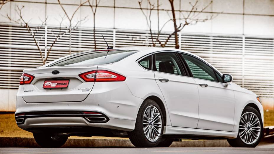 Traseira alta e curta simula design de cupê | <a href="https://beta-develop.quatrorodas.abril.com.br/carros/comparativos/sedas-executivos-725990.shtml" rel="migration">Leia mais</a> Traseira alta e curta simula design de cupê | <a href="https://beta-develop.quatrorodas.abril.com.br/carros/comparativos/sedas-executivos-725990.shtml" rel="migration">Leia mais</a>