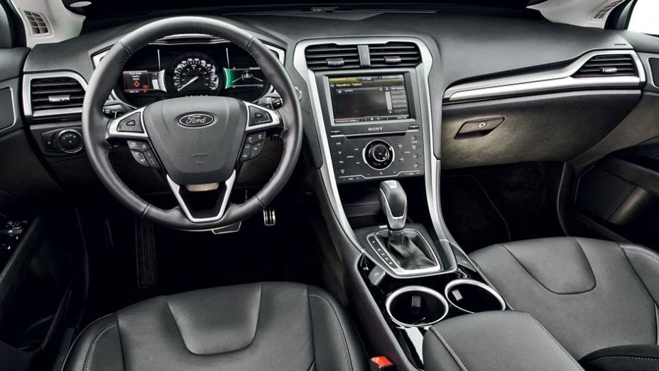 Tecnologia digna de um Mercedes intermediário | <a href="https://beta-develop.quatrorodas.abril.com.br/carros/comparativos/sedas-executivos-725990.shtml" rel="migration">Leia mais</a> Tecnologia digna de um Mercedes intermediário | <a href="https://beta-develop.quatrorodas.abril.com.br/carros/comparativos/sedas-executivos-725990.shtml" rel="migration">Leia mais</a>