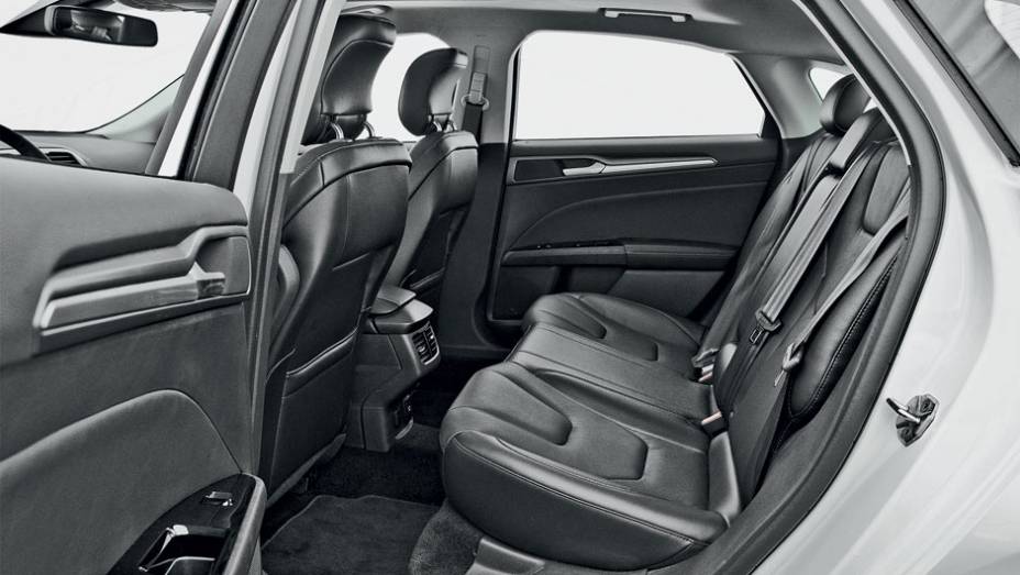 ...para os passageiros do banco traseiro | <a href="https://beta-develop.quatrorodas.abril.com.br/carros/comparativos/sedas-executivos-725990.shtml" rel="migration">Leia mais</a> ...para os passageiros do banco traseiro | <a href="https://beta-develop.quatrorodas.abril.com.br/carros/comparativos/sedas-executivos-725990.shtml" rel="migration">Leia mais</a>