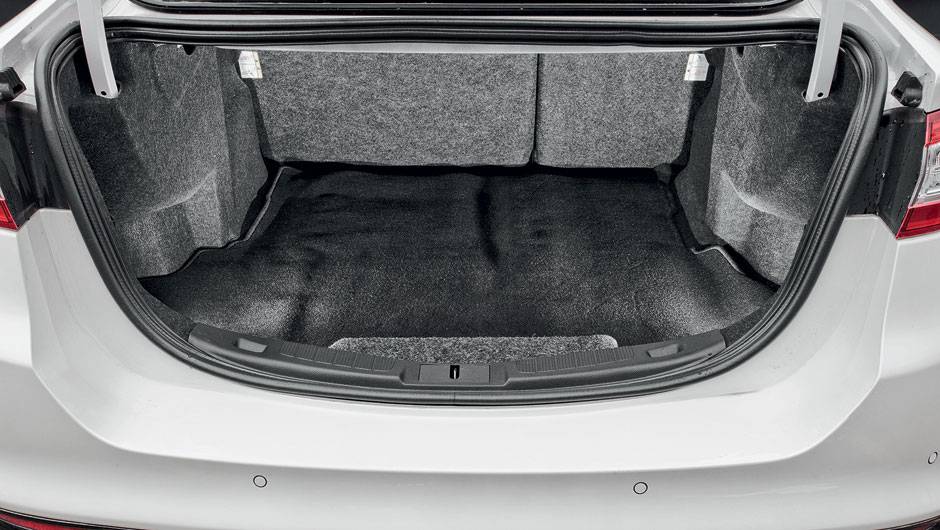 Porta-malas tem capacidade para 453 litros | <a href="https://beta-develop.quatrorodas.abril.com.br/carros/comparativos/sedas-executivos-725990.shtml" rel="migration">Leia mais</a>