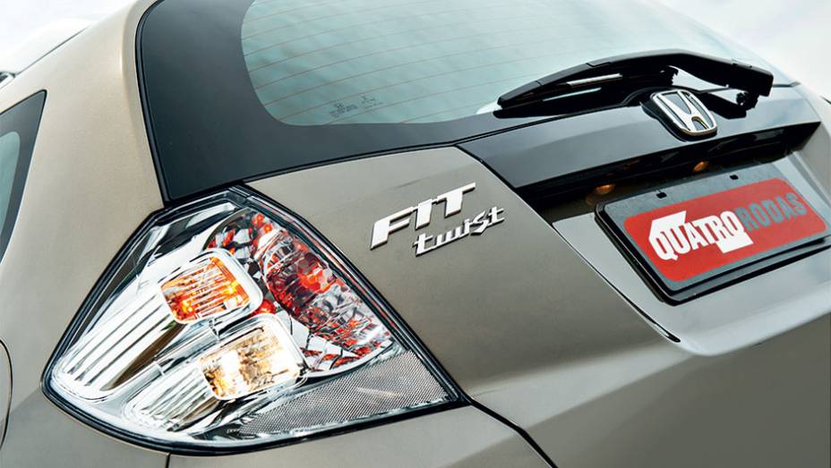 Faróis, lanternas, para-choques e grade têm desenho próprio... | <a href="https://beta-develop.quatrorodas.abril.com.br/carros/lancamentos/honda-fit-twist-725226.shtml" rel="migration">Leia mais</a> Faróis, lanternas, para-choques e grade têm desenho próprio... | <a href="https://beta-develop.quatrorodas.abril.com.br/carros/lancamentos/honda-fit-twist-725226.shtml" rel="migration">Leia mais</a>