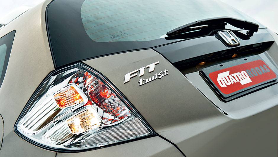 Faróis, lanternas, para-choques e grade têm desenho próprio... | <a href="https://beta-develop.quatrorodas.abril.com.br/carros/lancamentos/honda-fit-twist-725226.shtml" rel="migration">Leia mais</a> Faróis, lanternas, para-choques e grade têm desenho próprio... | <a href="https://beta-develop.quatrorodas.abril.com.br/carros/lancamentos/honda-fit-twist-725226.shtml" rel="migration">Leia mais</a>