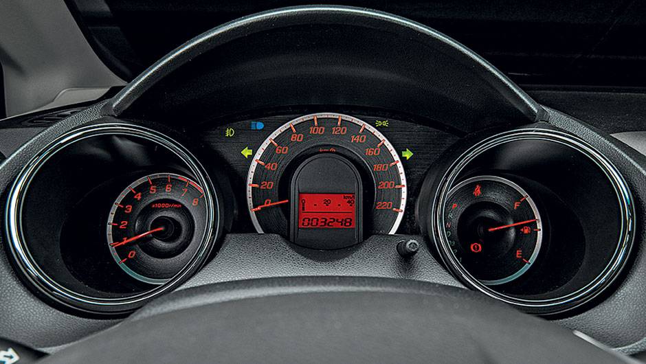 Mostradores do painel ganharam aros cromados | <a href="https://beta-develop.quatrorodas.abril.com.br/carros/lancamentos/honda-fit-twist-725226.shtml" rel="migration">Leia mais</a> Mostradores do painel ganharam aros cromados | <a href="https://beta-develop.quatrorodas.abril.com.br/carros/lancamentos/honda-fit-twist-725226.shtml" rel="migration">Leia mais</a>