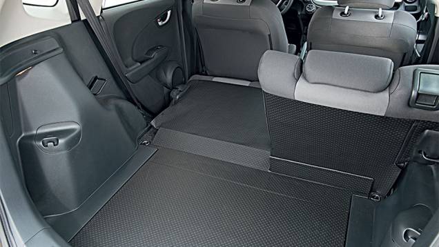 Porta-malas com sistema ULT agora impermeável | <a href="https://beta-develop.quatrorodas.abril.com.br/carros/lancamentos/honda-fit-twist-725226.shtml" rel="migration">Leia mais</a> Porta-malas com sistema ULT agora impermeável | <a href="https://beta-develop.quatrorodas.abril.com.br/carros/lancamentos/honda-fit-twist-725226.shtml" rel="migration">Leia mais</a>