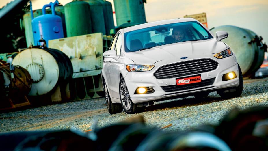 Grade estilo bocão: nova identidade visual da Ford | <a href="https://beta-develop.quatrorodas.abril.com.br/carros/testes/ford-fusion-2-0-ecoboost-725620.shtml" rel="migration">Leia mais</a>