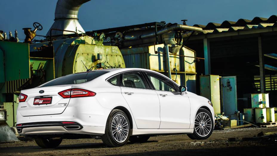 Traseira de Jaguar, outra marca que pertenceu à Ford | <a href="https://beta-develop.quatrorodas.abril.com.br/carros/testes/ford-fusion-2-0-ecoboost-725620.shtml" rel="migration">Leia mais</a>