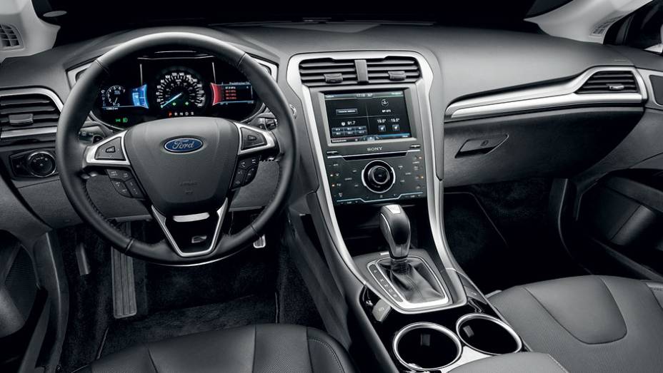 Cabine tem mescla agradável de cores, brilhos e texturas | <a href="https://beta-develop.quatrorodas.abril.com.br/carros/testes/ford-fusion-2-0-ecoboost-725620.shtml" rel="migration">Leia mais</a>