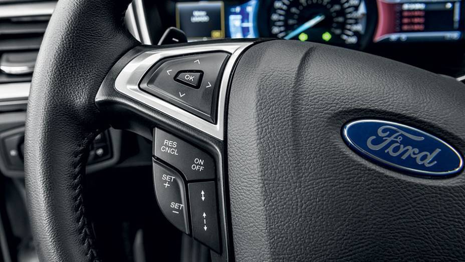 Câmbio, som e cruise-control no volante | <a href="https://beta-develop.quatrorodas.abril.com.br/carros/testes/ford-fusion-2-0-ecoboost-725620.shtml" rel="migration">Leia mais</a>