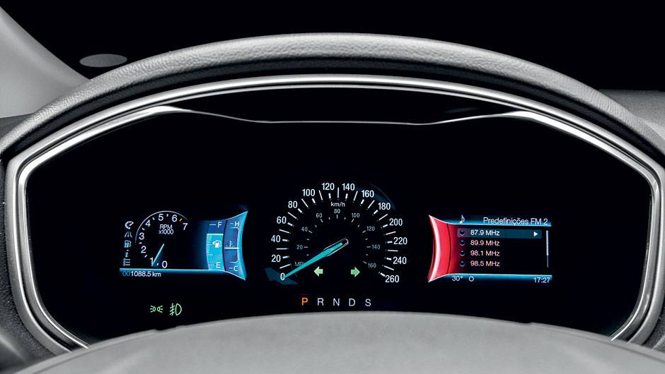 Telas digitais ladeiam o velocímetro | <a href="https://beta-develop.quatrorodas.abril.com.br/carros/testes/ford-fusion-2-0-ecoboost-725620.shtml" rel="migration">Leia mais</a> Telas digitais ladeiam o velocímetro | <a href="https://beta-develop.quatrorodas.abril.com.br/carros/testes/ford-fusion-2-0-ecoboost-725620.shtml" rel="migration">Leia mais</a>