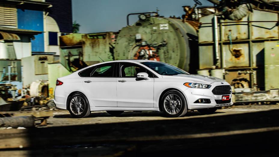 Queda acentuada da coluna C: sedã com ar de cupê | <a href="https://beta-develop.quatrorodas.abril.com.br/carros/testes/ford-fusion-2-0-ecoboost-725620.shtml" rel="migration">Leia mais</a>