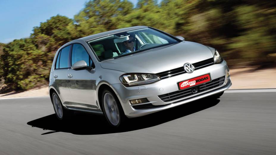 Nova plataforma e uso de aços mais leves aliviaram o carro em 100 kg | <a href="https://beta-develop.quatrorodas.abril.com.br/carros/lancamentos/volkswagen-golf-vii-749855.shtml" rel="migration">Saiba mais sobre o novo Golf no Brasil</a> | <a href="https://beta-develop.quatrorodas.abril.com.br/c" rel="migration"></a>