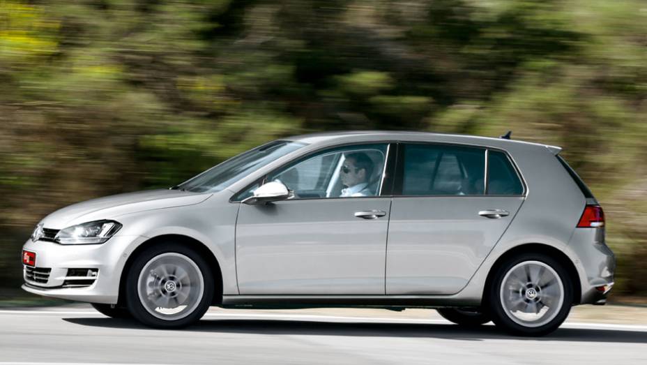 O Golf ficou 5,6 cm mais longo e 3 cm mais baixo | <a href="https://beta-develop.quatrorodas.abril.com.br/carros/lancamentos/volkswagen-golf-vii-749855.shtml" rel="migration">Saiba mais sobre o novo Golf no Brasil</a> | <a href="https://beta-develop.quatrorodas.abril.com.br/carros/impressoes/volkswage" rel="migration"></a>