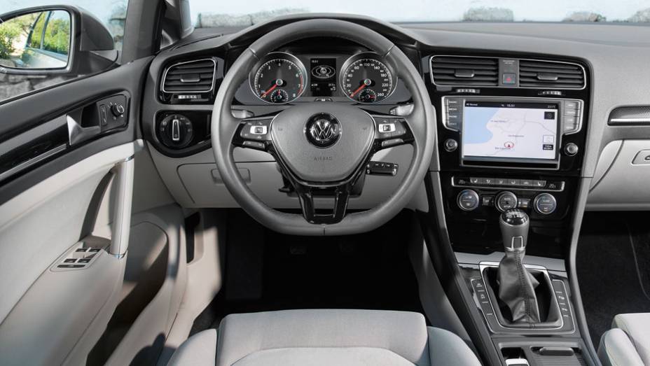 Painel mais voltado para o motorista | <a href="https://beta-develop.quatrorodas.abril.com.br/carros/lancamentos/volkswagen-golf-vii-749855.shtml" rel="migration">Saiba mais sobre o novo Golf no Brasil</a> | <a href="https://beta-develop.quatrorodas.abril.com.br/carros/impressoes/volkswagen-golf-72547" rel="migration"></a>