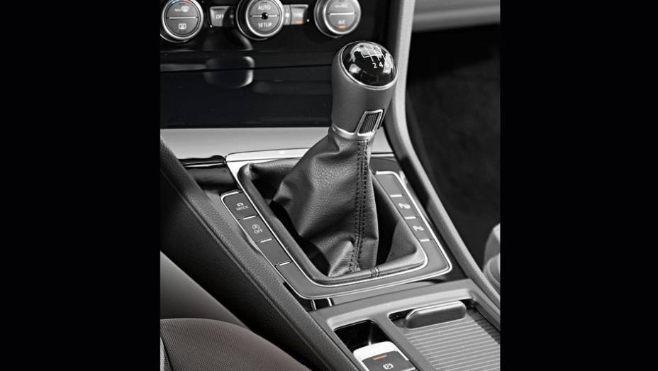 O câmbio manual tem seis marchas | <a href="https://beta-develop.quatrorodas.abril.com.br/carros/lancamentos/volkswagen-golf-vii-749855.shtml" rel="migration">Saiba mais sobre o novo Golf no Brasil</a> | <a href="https://beta-develop.quatrorodas.abril.com.br/carros/impressoes/volkswagen-golf-725" rel="migration"></a> O câmbio manual tem seis marchas | <a href="https://beta-develop.quatrorodas.abril.com.br/carros/lancamentos/volkswagen-golf-vii-749855.shtml" rel="migration">Saiba mais sobre o novo Golf no Brasil</a> | <a href="https://beta-develop.quatrorodas.abril.com.br/carros/impressoes/volkswagen-golf-725" rel="migration"></a>