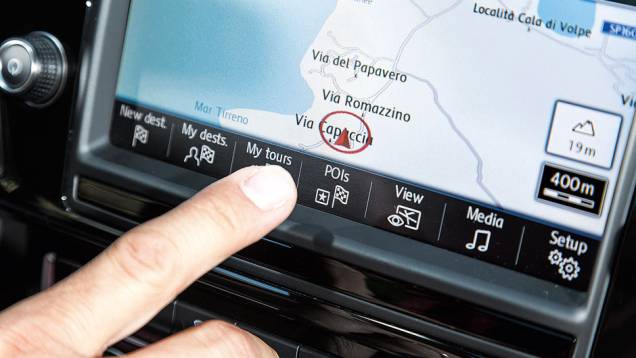 Monitor sensível ao toque é de série | <a href="https://beta-develop.quatrorodas.abril.com.br/carros/lancamentos/volkswagen-golf-vii-749855.shtml" rel="migration">Saiba mais sobre o novo Golf no Brasil</a> | <a href="https://beta-develop.quatrorodas.abril.com.br/carros/impressoes/vol" rel="migration"></a> Monitor sensível ao toque é de série | <a href="https://beta-develop.quatrorodas.abril.com.br/carros/lancamentos/volkswagen-golf-vii-749855.shtml" rel="migration">Saiba mais sobre o novo Golf no Brasil</a> | <a href="https://beta-develop.quatrorodas.abril.com.br/carros/impressoes/vol" rel="migration"></a>