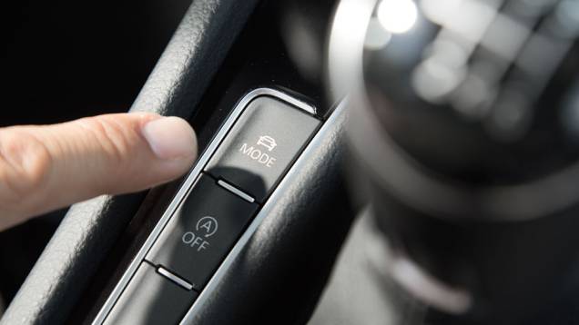No botão, três ajustes de pilotagem | <a href="https://beta-develop.quatrorodas.abril.com.br/carros/lancamentos/volkswagen-golf-vii-749855.shtml" rel="migration">Saiba mais sobre o novo Golf no Brasil</a> | <a href="https://beta-develop.quatrorodas.abril.com.br/carros/impressoes/volkswagen" rel="migration"></a> No botão, três ajustes de pilotagem | <a href="https://beta-develop.quatrorodas.abril.com.br/carros/lancamentos/volkswagen-golf-vii-749855.shtml" rel="migration">Saiba mais sobre o novo Golf no Brasil</a> | <a href="https://beta-develop.quatrorodas.abril.com.br/carros/impressoes/volkswagen" rel="migration"></a>