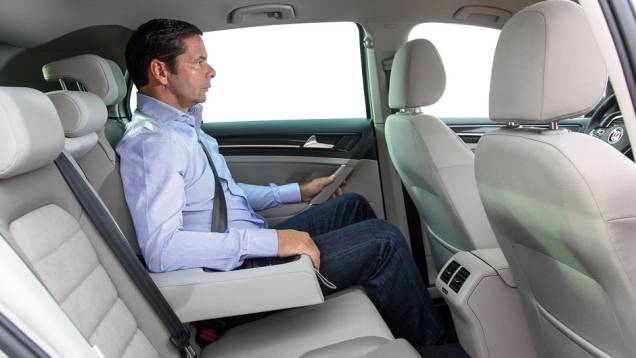 Atrás, bom espaço para a cabeça de quem tem 1,80 metro | <a href="https://beta-develop.quatrorodas.abril.com.br/carros/lancamentos/volkswagen-golf-vii-749855.shtml" rel="migration">Saiba mais sobre o novo Golf no Brasil</a> | <a href="https://beta-develop.quatrorodas.abril.com.br/car" rel="migration"></a> Atrás, bom espaço para a cabeça de quem tem 1,80 metro | <a href="https://beta-develop.quatrorodas.abril.com.br/carros/lancamentos/volkswagen-golf-vii-749855.shtml" rel="migration">Saiba mais sobre o novo Golf no Brasil</a> | <a href="https://beta-develop.quatrorodas.abril.com.br/car" rel="migration"></a>