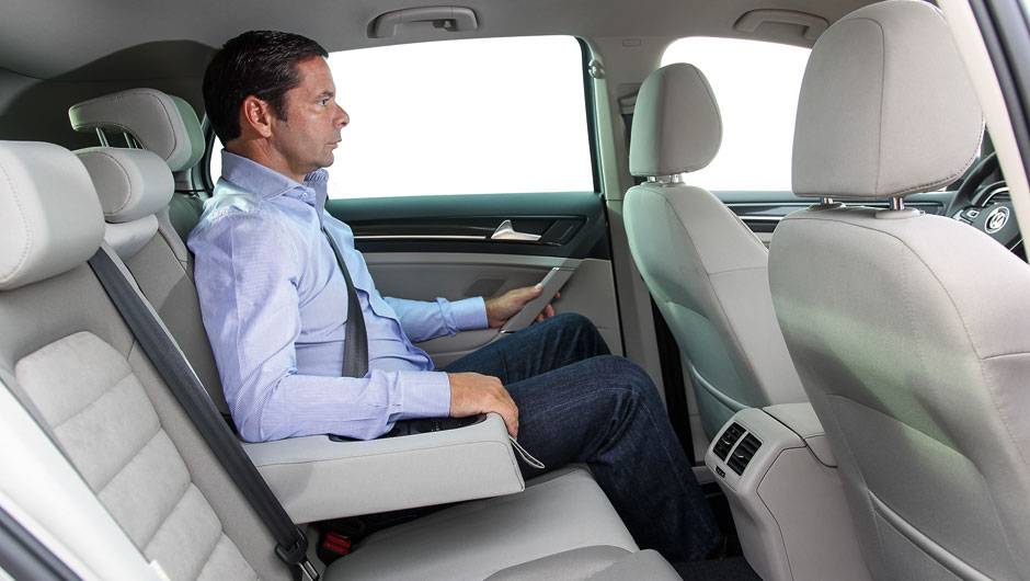 Atrás, bom espaço para a cabeça de quem tem 1,80 metro | <a href="https://beta-develop.quatrorodas.abril.com.br/carros/lancamentos/volkswagen-golf-vii-749855.shtml" rel="migration">Saiba mais sobre o novo Golf no Brasil</a> | <a href="https://beta-develop.quatrorodas.abril.com.br/car" rel="migration"></a> Atrás, bom espaço para a cabeça de quem tem 1,80 metro | <a href="https://beta-develop.quatrorodas.abril.com.br/carros/lancamentos/volkswagen-golf-vii-749855.shtml" rel="migration">Saiba mais sobre o novo Golf no Brasil</a> | <a href="https://beta-develop.quatrorodas.abril.com.br/car" rel="migration"></a>