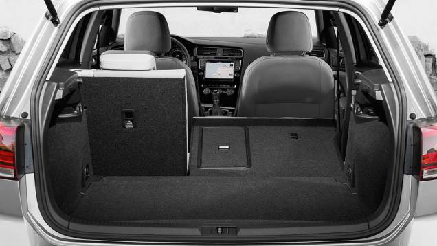 Banco traseiro bipartido 60/40 e 380 litros para bagagem | <a href="https://beta-develop.quatrorodas.abril.com.br/carros/lancamentos/volkswagen-golf-vii-749855.shtml" rel="migration">Saiba mais sobre o novo Golf no Brasil</a> | <a href="https://beta-develop.quatrorodas.abril.com.br/carros/impressoes/v" rel="migration"></a> Banco traseiro bipartido 60/40 e 380 litros para bagagem | <a href="https://beta-develop.quatrorodas.abril.com.br/carros/lancamentos/volkswagen-golf-vii-749855.shtml" rel="migration">Saiba mais sobre o novo Golf no Brasil</a> | <a href="https://beta-develop.quatrorodas.abril.com.br/carros/impressoes/v" rel="migration"></a>