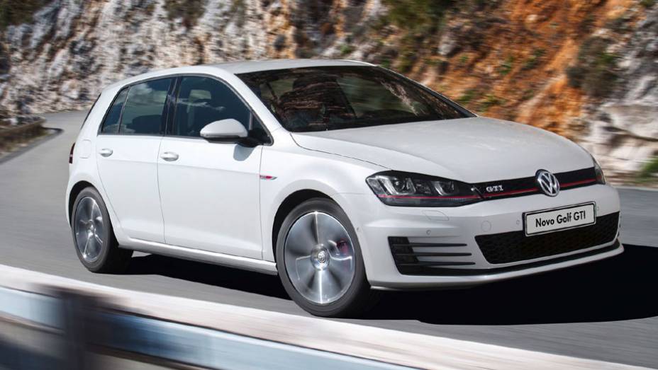 O venerado esportivo GTI volta ao país com um motor 2.0 TSI de 220 cv | <a href="https://beta-develop.quatrorodas.abril.com.br/carros/lancamentos/volkswagen-golf-vii-749855.shtml" rel="migration">Saiba mais sobre o novo Golf no Brasil</a> | <a href="https://beta-develop.quatrorodas.abril.com.br/carro" rel="migration"></a>