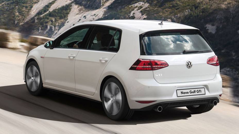 Rodas de liga leve exclusivas e ponteira de escapamento dupla, apenas no GTI | <a href="https://beta-develop.quatrorodas.abril.com.br/carros/lancamentos/volkswagen-golf-vii-749855.shtml" rel="migration">Saiba mais sobre o novo Golf no Brasil</a> | <a href="https://beta-develop.quatrorodas.abril.com.br" rel="migration"></a>