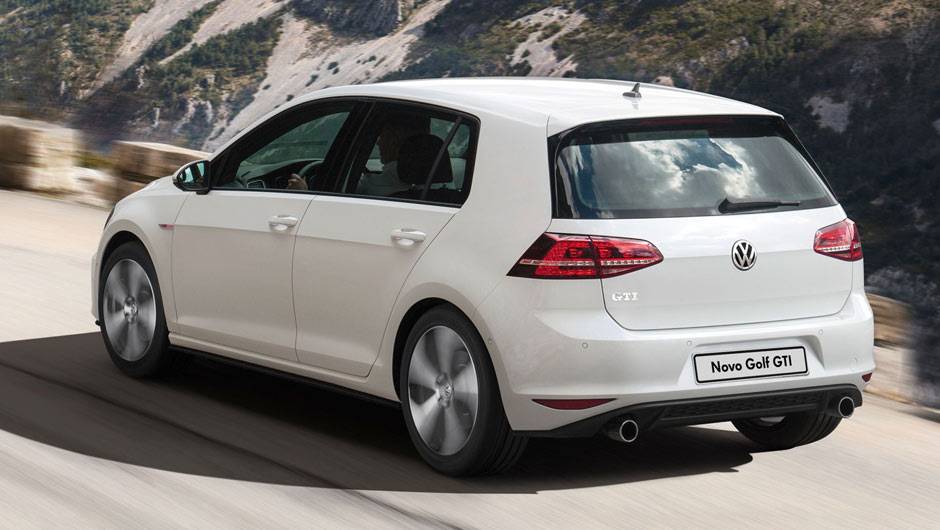 Rodas de liga leve exclusivas e ponteira de escapamento dupla, apenas no GTI | <a href="https://beta-develop.quatrorodas.abril.com.br/carros/lancamentos/volkswagen-golf-vii-749855.shtml" rel="migration">Saiba mais sobre o novo Golf no Brasil</a> | <a href="https://beta-develop.quatrorodas.abril.com.br" rel="migration"></a> Rodas de liga leve exclusivas e ponteira de escapamento dupla, apenas no GTI | <a href="https://beta-develop.quatrorodas.abril.com.br/carros/lancamentos/volkswagen-golf-vii-749855.shtml" rel="migration">Saiba mais sobre o novo Golf no Brasil</a> | <a href="https://beta-develop.quatrorodas.abril.com.br" rel="migration"></a>
