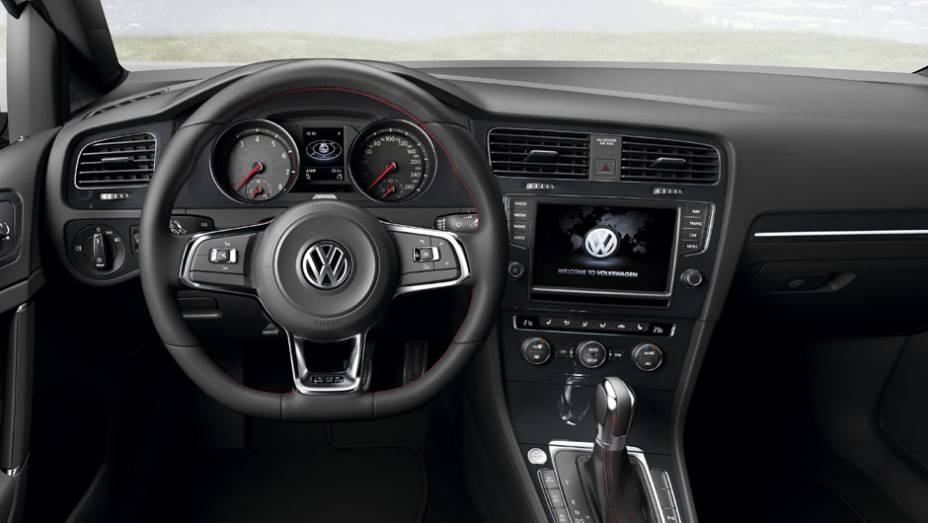 O interior chama atenção pelas costuras vermelhas nos bancos e volante com base achatada | <a href="https://beta-develop.quatrorodas.abril.com.br/carros/lancamentos/volkswagen-golf-vii-749855.shtml" rel="migration">Saiba mais sobre o novo Golf no Brasil</a> | <a href="https://quatrorodas." rel="migration"></a>