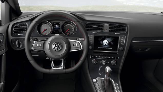 O interior chama atenção pelas costuras vermelhas nos bancos e volante com base achatada | <a href="https://beta-develop.quatrorodas.abril.com.br/carros/lancamentos/volkswagen-golf-vii-749855.shtml" rel="migration">Saiba mais sobre o novo Golf no Brasil</a> | <a href="https://quatrorodas." rel="migration"></a> O interior chama atenção pelas costuras vermelhas nos bancos e volante com base achatada | <a href="https://beta-develop.quatrorodas.abril.com.br/carros/lancamentos/volkswagen-golf-vii-749855.shtml" rel="migration">Saiba mais sobre o novo Golf no Brasil</a> | <a href="https://quatrorodas." rel="migration"></a>