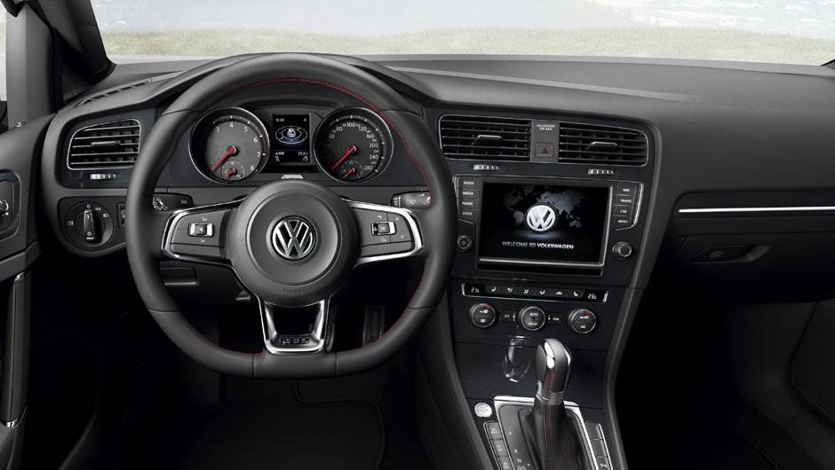 O interior chama atenção pelas costuras vermelhas nos bancos e volante com base achatada | <a href="https://beta-develop.quatrorodas.abril.com.br/carros/lancamentos/volkswagen-golf-vii-749855.shtml" rel="migration">Saiba mais sobre o novo Golf no Brasil</a> | <a href="https://quatrorodas." rel="migration"></a> O interior chama atenção pelas costuras vermelhas nos bancos e volante com base achatada | <a href="https://beta-develop.quatrorodas.abril.com.br/carros/lancamentos/volkswagen-golf-vii-749855.shtml" rel="migration">Saiba mais sobre o novo Golf no Brasil</a> | <a href="https://quatrorodas." rel="migration"></a>