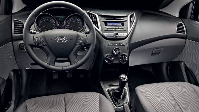 Painel de duas tonalidades e bancos cinza são exclusivos do 1.6 Premium | <a href="https://beta-develop.quatrorodas.abril.com.br/carros/comparativos/hyundai-hb20-1-0-x-1-6-725959.shtml" rel="migration">Leia mais</a> Painel de duas tonalidades e bancos cinza são exclusivos do 1.6 Premium | <a href="https://beta-develop.quatrorodas.abril.com.br/carros/comparativos/hyundai-hb20-1-0-x-1-6-725959.shtml" rel="migration">Leia mais</a>