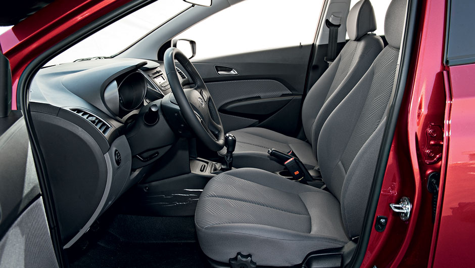 Banco com ajuste de altura é de série em todos os modelos | <a href="https://beta-develop.quatrorodas.abril.com.br/carros/comparativos/hyundai-hb20-1-0-x-1-6-725959.shtml" rel="migration">Leia mais</a>
