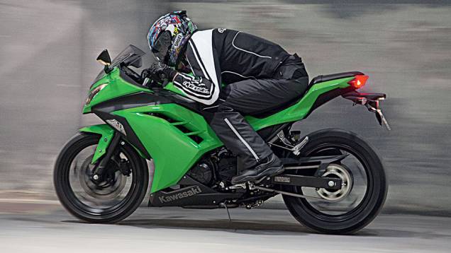 A carenagem é baixa, mas permite abrigo aerodinâmico | <a href="https://beta-develop.quatrorodas.abril.com.br/moto/testes/kawasaki-ninja-300-x-honda-cbr-250r-741248.shtml" rel="migration">Leia mais</a> A carenagem é baixa, mas permite abrigo aerodinâmico | <a href="https://beta-develop.quatrorodas.abril.com.br/moto/testes/kawasaki-ninja-300-x-honda-cbr-250r-741248.shtml" rel="migration">Leia mais</a>