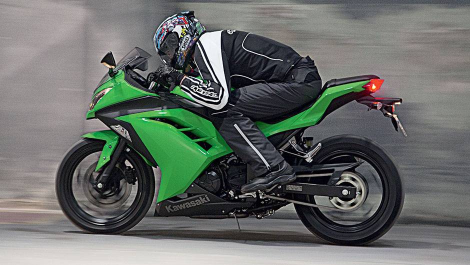 A carenagem é baixa, mas permite abrigo aerodinâmico | <a href="https://beta-develop.quatrorodas.abril.com.br/moto/testes/kawasaki-ninja-300-x-honda-cbr-250r-741248.shtml" rel="migration">Leia mais</a> A carenagem é baixa, mas permite abrigo aerodinâmico | <a href="https://beta-develop.quatrorodas.abril.com.br/moto/testes/kawasaki-ninja-300-x-honda-cbr-250r-741248.shtml" rel="migration">Leia mais</a>