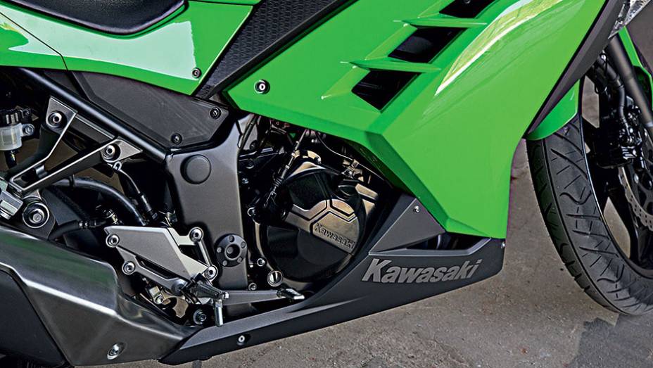 Novo bicilíndrico encoberto pela carenagem | <a href="https://beta-develop.quatrorodas.abril.com.br/moto/testes/kawasaki-ninja-300-x-honda-cbr-250r-741248.shtml" rel="migration">Leia mais</a>