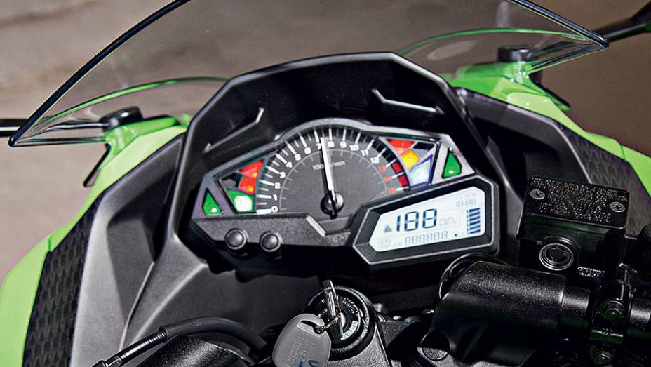 Painel novo na versão de 300 cc, com desenho moderno e boa lei | <a href="https://beta-develop.quatrorodas.abril.com.br/moto/testes/kawasaki-ninja-300-x-honda-cbr-250r-741248.shtml" rel="migration">Leia mais</a>