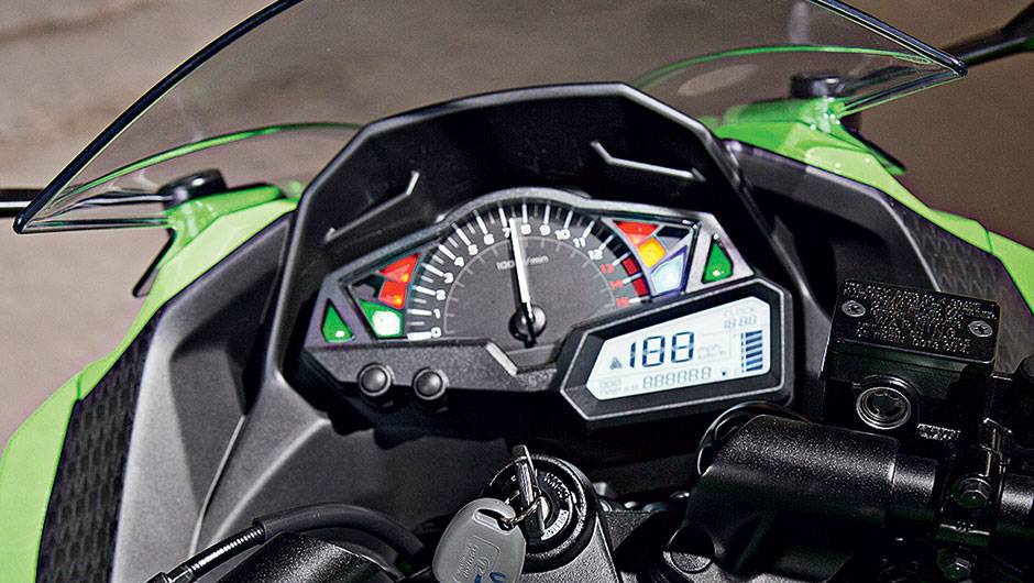 Painel novo na versão de 300 cc, com desenho moderno e boa lei | <a href="https://beta-develop.quatrorodas.abril.com.br/moto/testes/kawasaki-ninja-300-x-honda-cbr-250r-741248.shtml" rel="migration">Leia mais</a> Painel novo na versão de 300 cc, com desenho moderno e boa lei | <a href="https://beta-develop.quatrorodas.abril.com.br/moto/testes/kawasaki-ninja-300-x-honda-cbr-250r-741248.shtml" rel="migration">Leia mais</a>