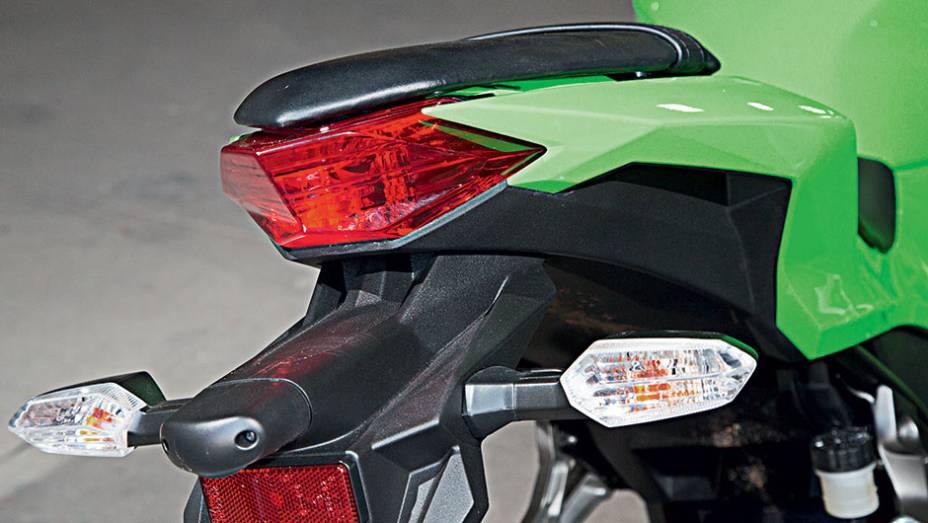 A Ninja não traz alças para amarrar bagagens | <a href="https://beta-develop.quatrorodas.abril.com.br/moto/testes/kawasaki-ninja-300-x-honda-cbr-250r-741248.shtml" rel="migration">Leia mais</a>